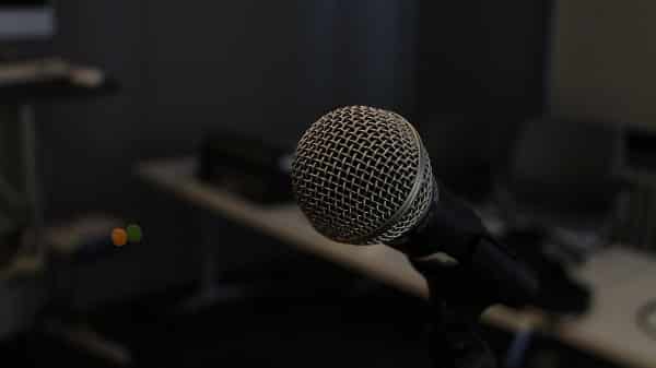 Dynamisches Mikrofon in der Praxis für Stimmenaufnahmen