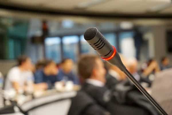 Schwanenhals Mikrofon für Reden und Konferenzen mit Pult