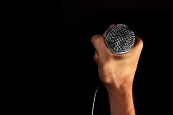 dynamisches Mikrofon als Handmikrofon