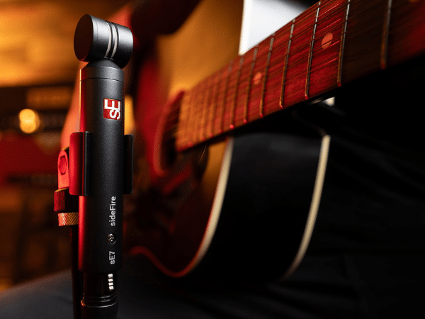 sE7 sideFire Mikrofon mit Gitarre