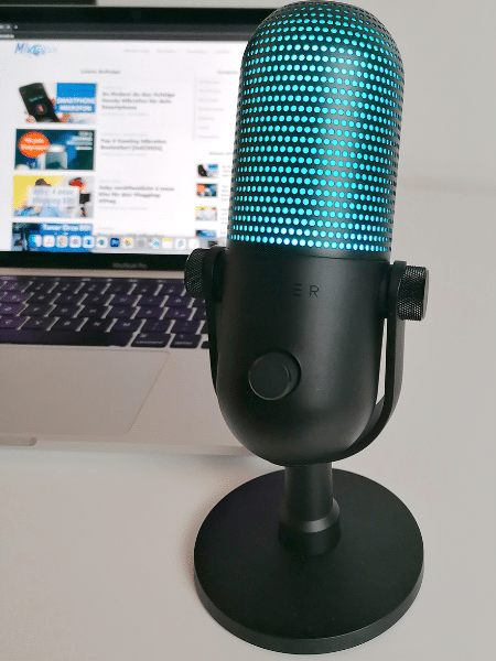 Razer Seiren v3 Chroma Mikrofon mit MacBook